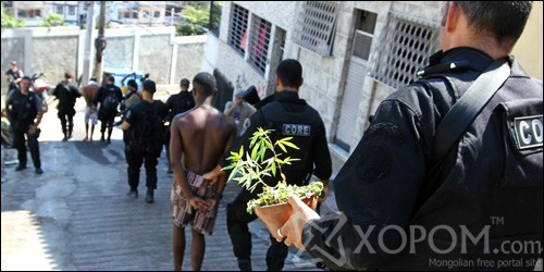 Бразилийн цагдаа нар хар тамхины томоохон бүлгийнхэнтэй тулалджээ [64 фото]